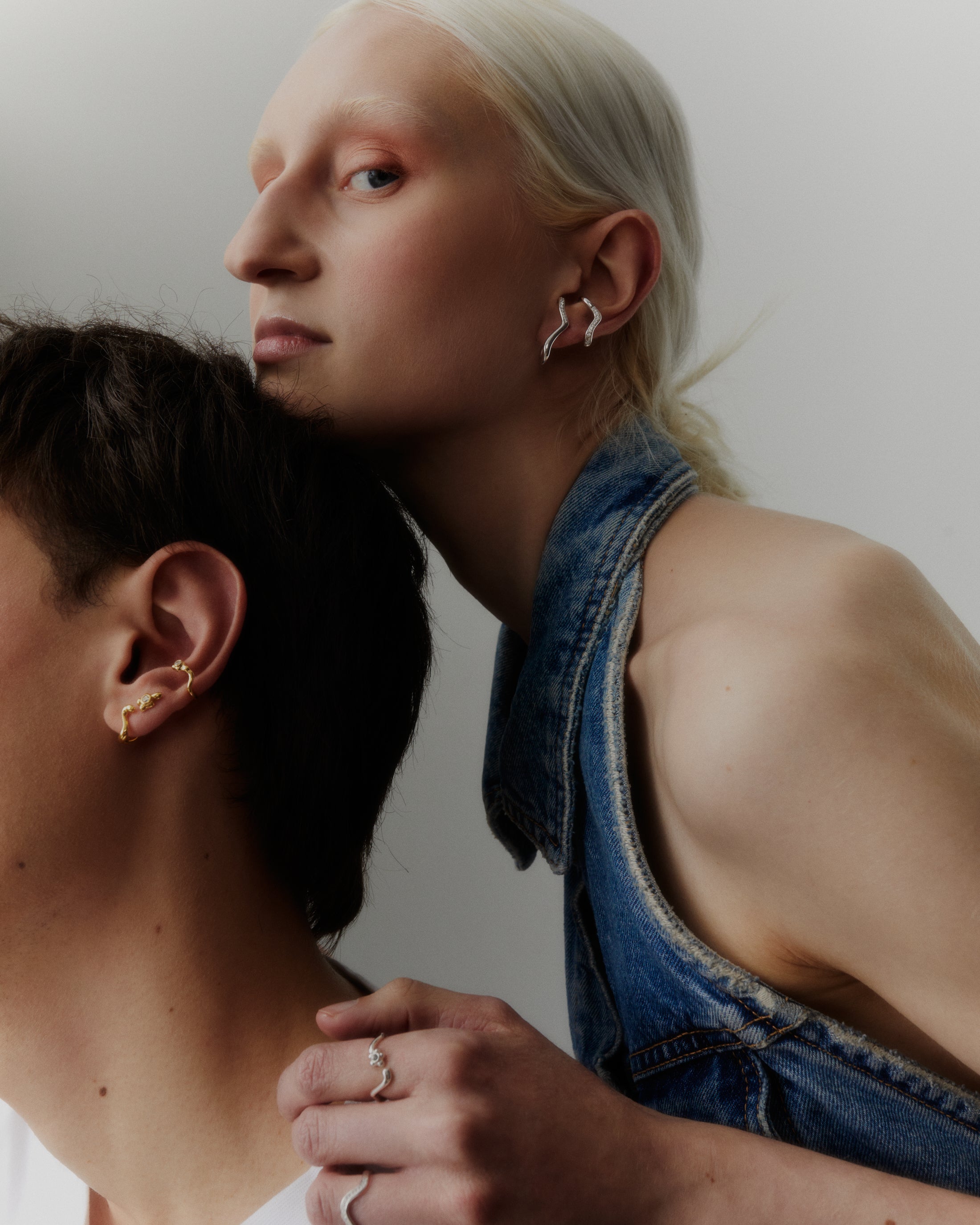 Lotus 9 Huggie ørering - sølv